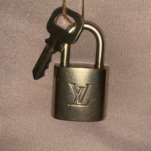 Louis Vuitton Lock necklace gold
